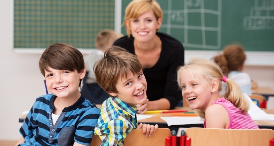 glückliche kinder mit ihrer lehrerin